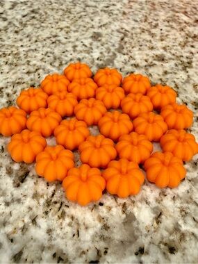 25 Mini 3D Printed Pumpkins – Tiny Fall Decor – Tiered Tray / Crafts